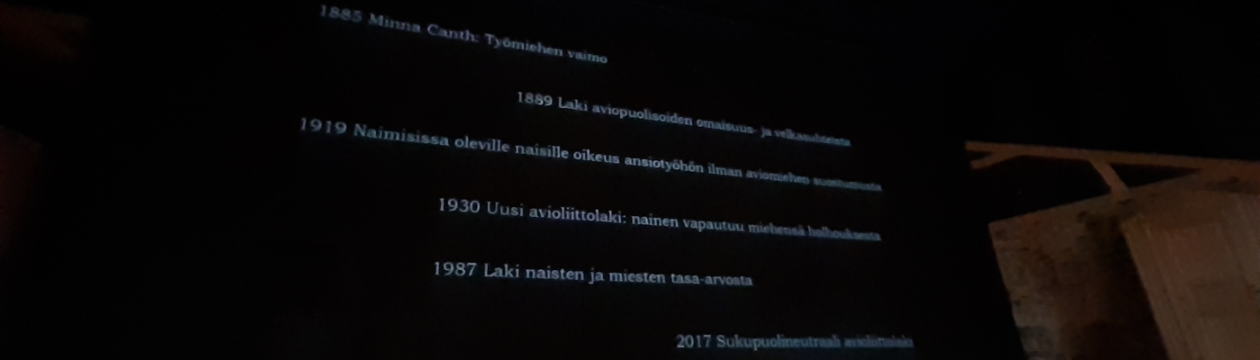 Tasa-arvon edistysmistä Suomessa kuvaavia lauseita sisältä musta seinä